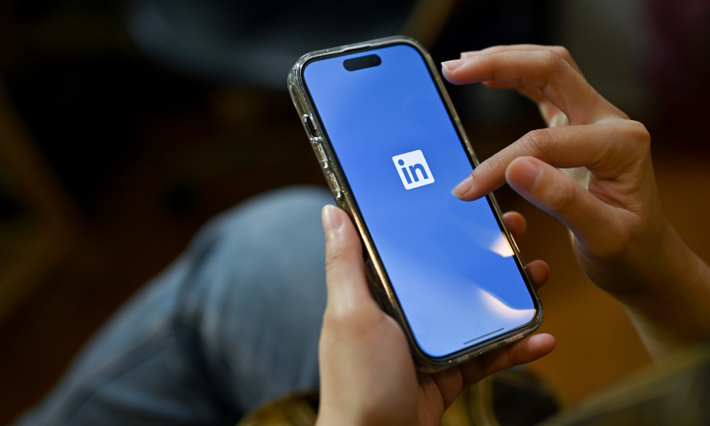 LinkedIn will soon add an AI feature to help you automatically write posts